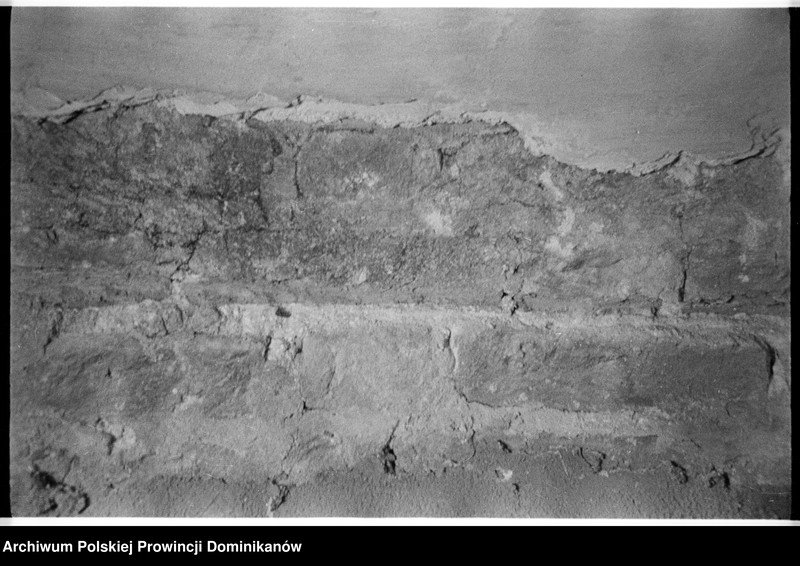 image.from.unit.number "Kraków, klasztor Ojców Dominikanów, obecna siłownia studentatu; obecne pomieszczenie gospodarcze na parterze północnego ramienia III wirydarza („slumsy” nr 11); podwórze przykuchenne; podwórze przy furcie. Kraków, kamienica przy ul. Stolarskiej 6, cela zakonna „slumsy” nr 13"
