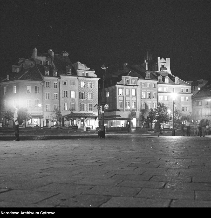 image.from.unit.number "Stare Miasto w Warszawie nocą"