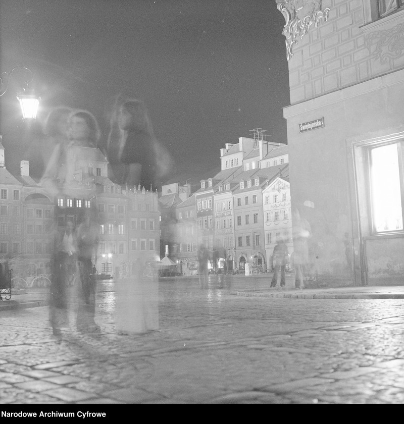 image.from.unit.number "Stare Miasto w Warszawie nocą"