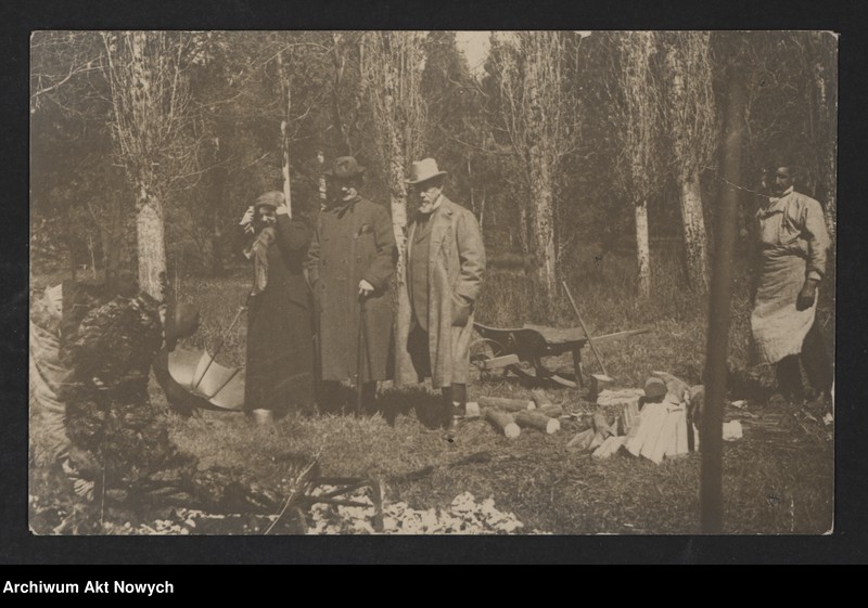 image.from.unit.number "I. J. Paderewski i H. Paderewska w otoczeniu przyjaciół i znajomych. Fotografie; brak fot. nr 6-7,9,11"