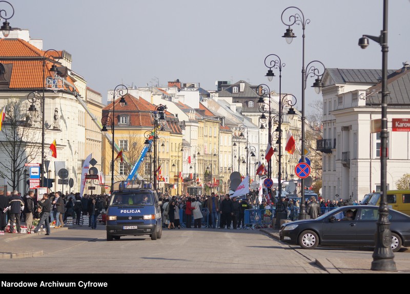 image.from.unit.number "Szósty dzień żałoby narodowej w Warszawie po katastrofie lotniczej w Smoleńsku"