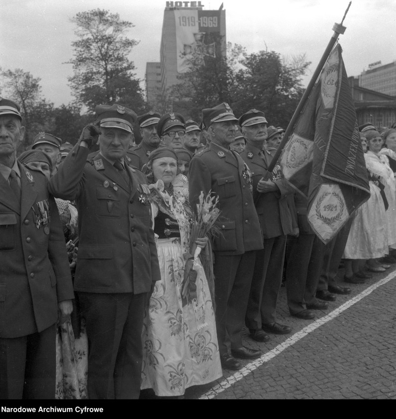 Obraz 13 z jednostki "Uroczystości z okazji 50. rocznicy wybuchu I powstania śląskiego pod pomnikiem Powstańców Śląskich w Katowicach"