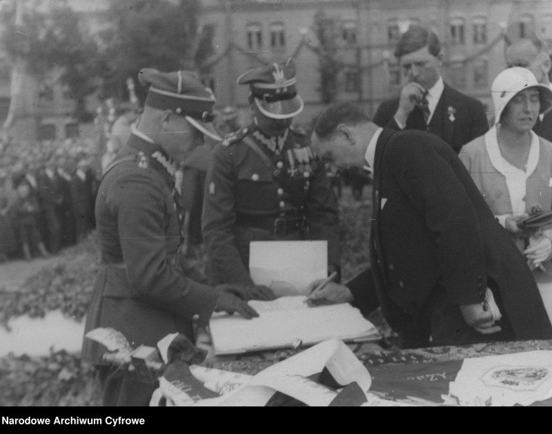 image.from.unit.number "Wręczenie sztandarów 44 i 45 pułkom piechoty"