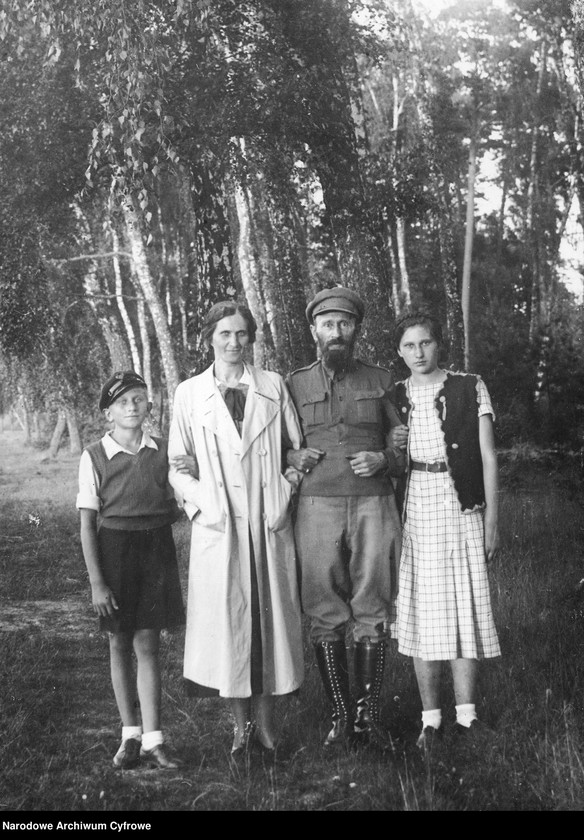 image.from.unit.number "Podróżnik Kazimierz Nowak z rodziną na wakacjach "