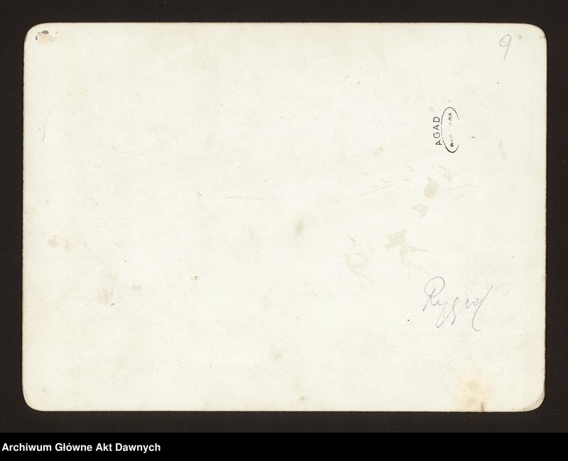 image.from.unit.number "Fotografie członków Mieszanej Komisji Rewindykacyjnej (zbiorowe)."