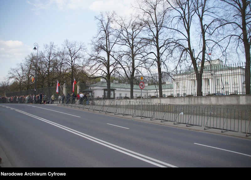 image.from.unit.number "Szósty dzień żałoby narodowej w Warszawie po katastrofie lotniczej w Smoleńsku"