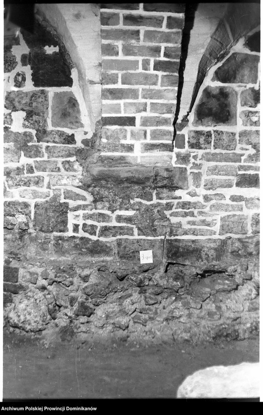 image.from.unit.number "Kraków, klasztor Ojców Dominikanów, krypta pod refektarzem oraz schody przy korytarzu na parterze północnego skrzydła III wirydarza prowadzące do przedsionka ciemnego korytarzyka na I piętrze"