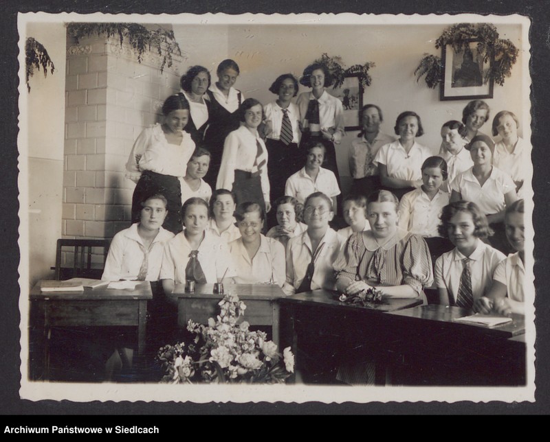 image.from.unit.number "Album z fotografiami podarowany przez uczennice Państwowego Gimnazjum Żeńskiego im. Królowej Jadwigi w Siedlcach wychowawczyni pani Janinie Milulskiej na zakończenie 8-klasowego gimnazjum w dniu 24.06.1934 r."