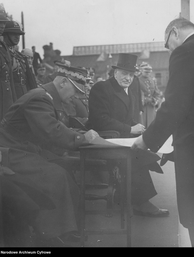 image.from.unit.number "Przekazanie wojsku 100 karabinów - daru robotników Państwowej Fabryki Karabinów w Warszawie"