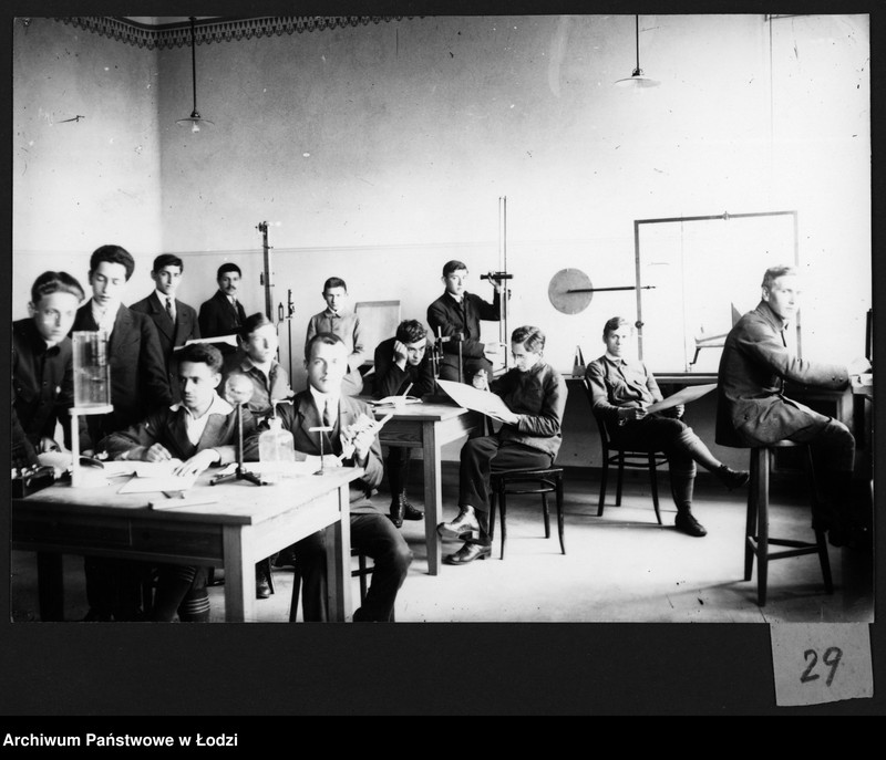 Obraz 2 z jednostki "[Uczniowie w pracowni fizycznej]"