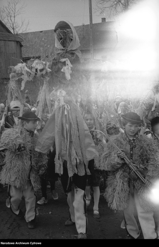 Obraz 8 z jednostki "Obrzęd topienia Marzanny w Dunajcu"