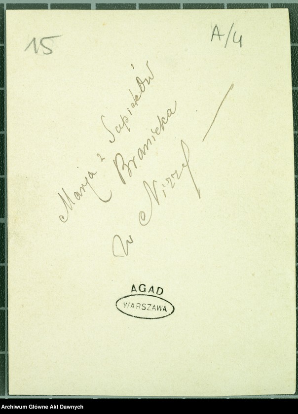 image.from.unit "Maria Branicka z Sapiehów (1843-1918), żona Władysława, z dziewczynką i księdzem (niezidentyfikowanymi); stoją w ogrodzie. Branicka w średnim wieku, w ciemnej sukni, kapeluszu z welonem; stoi ze spuszczoną głową, prawą dłoń opiera na parasolu, lewą podaje dziewczynce kwiatki; na wprost. Dziewczynka w wieku ok. 8 lat, w krótkiej ciemnej spódniczce, jasnej bluzce z ciemnym żabotem, kapelusiku z rondem, ciemnych pończochach i wysokich sznurowanych butach; patrzy na M. Branicką; lekko w lewo. Po prawej ksiądz w sutannie i kapeluszu. Nicea."