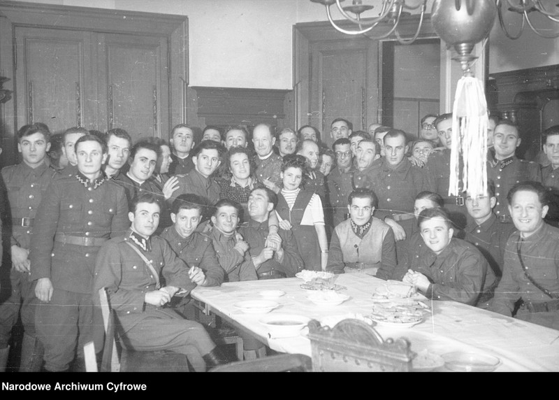 image.from.unit.number "Żołnierze Ludowego Wojska Polskiego podczas przyjęcia"