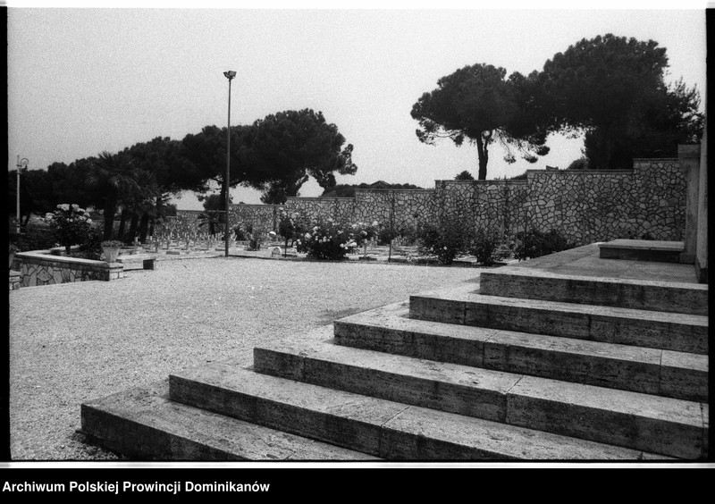 image.from.unit.number "Włochy. Polskie cmentarze wojenne w Casamassima i Loreto"