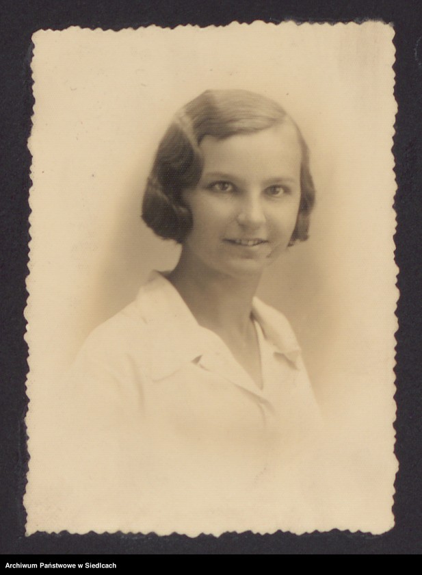 image.from.unit.number "Album z fotografiami podarowany przez uczennice Państwowego Gimnazjum Żeńskiego im. Królowej Jadwigi w Siedlcach wychowawczyni pani Janinie Milulskiej na zakończenie 8-klasowego gimnazjum w dniu 24.06.1934 r."