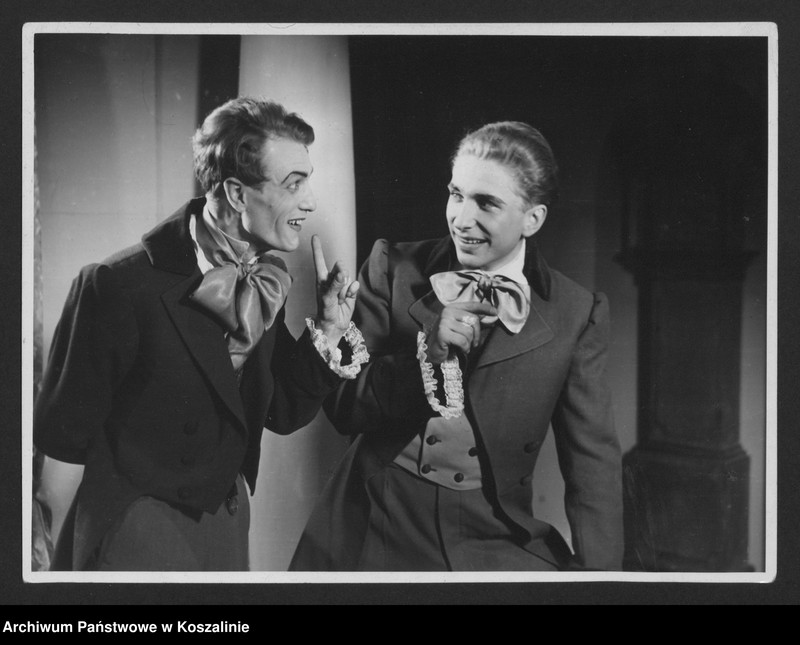 Obraz z jednostki "„Śluby panieńskie”, Aleksander Fredro, reżyseria Irena Górska, scenografia Feliks Krassowski. Premiera 16 I 1954 roku."