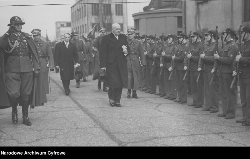 image.from.unit.number "Przekazanie wojsku 100 karabinów - daru robotników Państwowej Fabryki Karabinów w Warszawie"