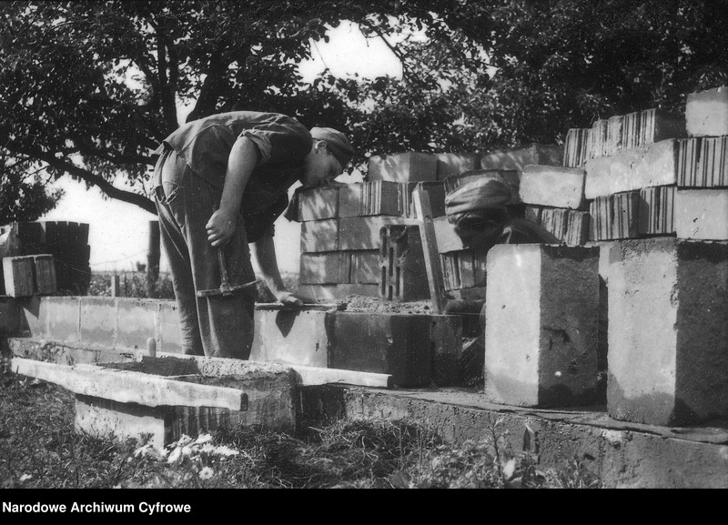 image.from.unit.number "Prace przy budowie budynków wiejskich w ramach Powszechnej Organizacji Służba Polsce"