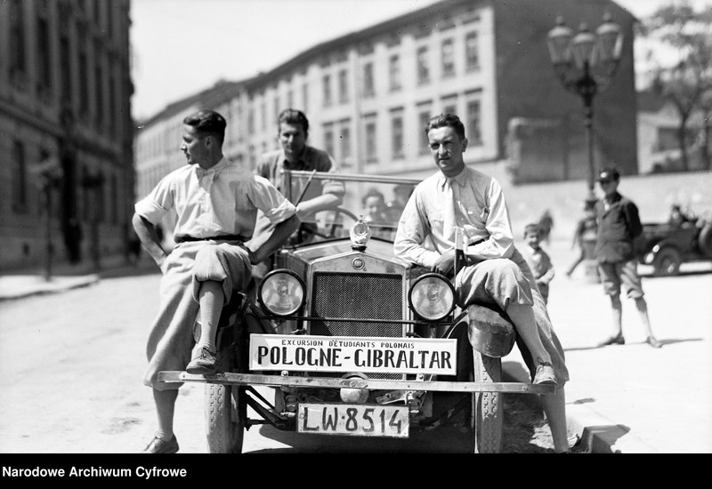 image.from.unit.number "Studenci lwowscy Janisław Kamieński, Janusz Walczak i Lesław Socha, którzy odbyli podróż na trasie Polska-Gibraltar"