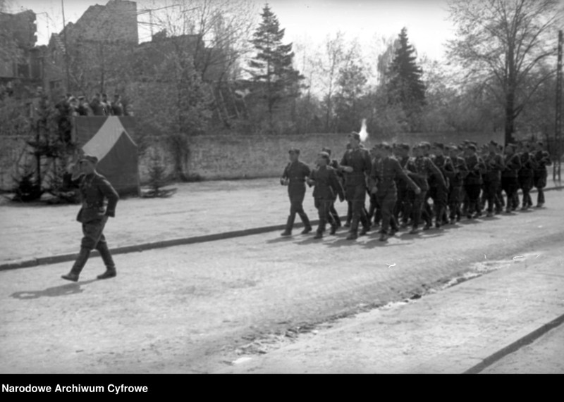 Obraz 3 z kolekcji "Defilada 9 maja 1945 batalion fizylierów 1 BPanc. Al. Hallera, Gdańsk111"