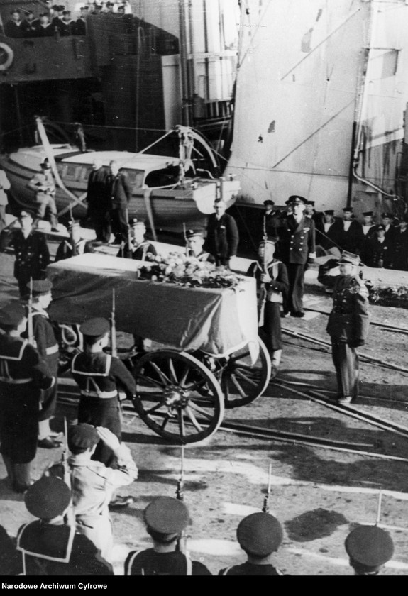 Obraz 16 z jednostki "Uroczystości pogrzebowe w Plymouth, po śmierci generała Władysława Sikorskiego"
