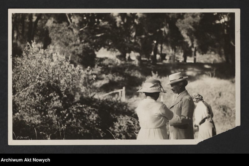 image.from.unit.number "I. J. Paderewski i H. Paderewska w otoczeniu przyjaciół i znajomych. Fotografie; brak fot. nr 6-7,9,11"