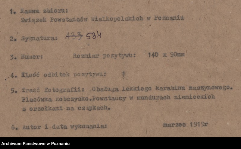 Obraz 4 z jednostki "Obsługa lekkiego karabinu maszynowego. Placówka Robczysko. Powstańcy w mundurach niemieckich z orzełkiem na czapkach."