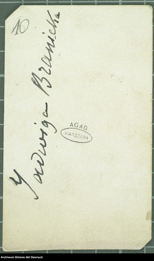 image.from.unit "Jadwiga Branicka z Potockich (1827-1916), żona Konstantego, portret, w młodym wieku, z włosami ufryzowanymi, opadającymi na ramiona, w strojnym kapeluszu; popiersie w lewo; w owalu."