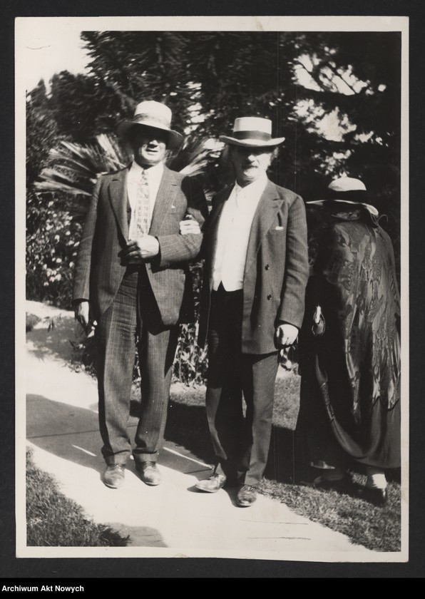 image.from.unit.number "I. J. Paderewski i H. Paderewska w otoczeniu przyjaciół i znajomych. Fotografie; brak fot. nr 6-7,9,11"