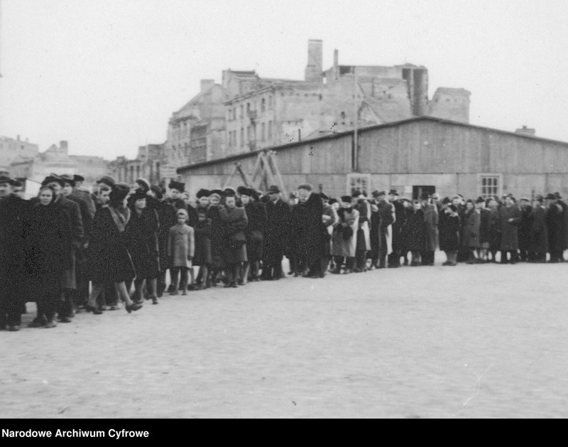image.from.unit.number "Kolejki do kościołów w Wielką Sobotę w Warszawie"