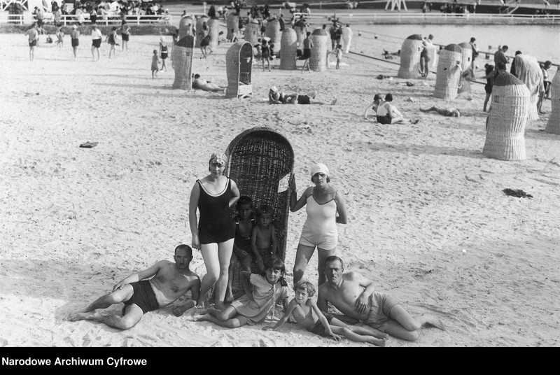 Kuracjusze wypoczywający na plaży.