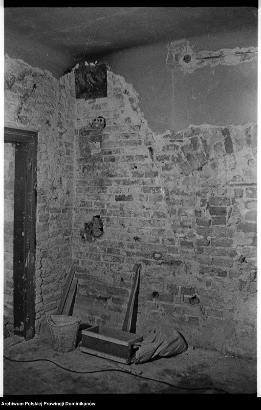 image.from.unit.number "Kraków, klasztor Ojców Dominikanów, obecna siłownia studentatu; obecne pomieszczenie gospodarcze na parterze północnego ramienia III wirydarza („slumsy” nr 11); podwórze przykuchenne; podwórze przy furcie. Kraków, kamienica przy ul. Stolarskiej 6, cela zakonna „slumsy” nr 13"