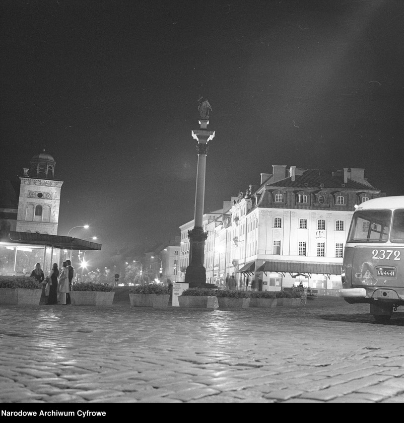 image.from.unit.number "Stare Miasto w Warszawie nocą"