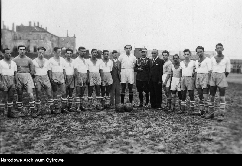 image.from.unit.number "Wizyta prezesa Wołyńskiego Okręgowego Związku Piłki Nożnej mjr Leopolda Okulickiego w Żydowskim Klubie Sportowym Hasmonea Równe"