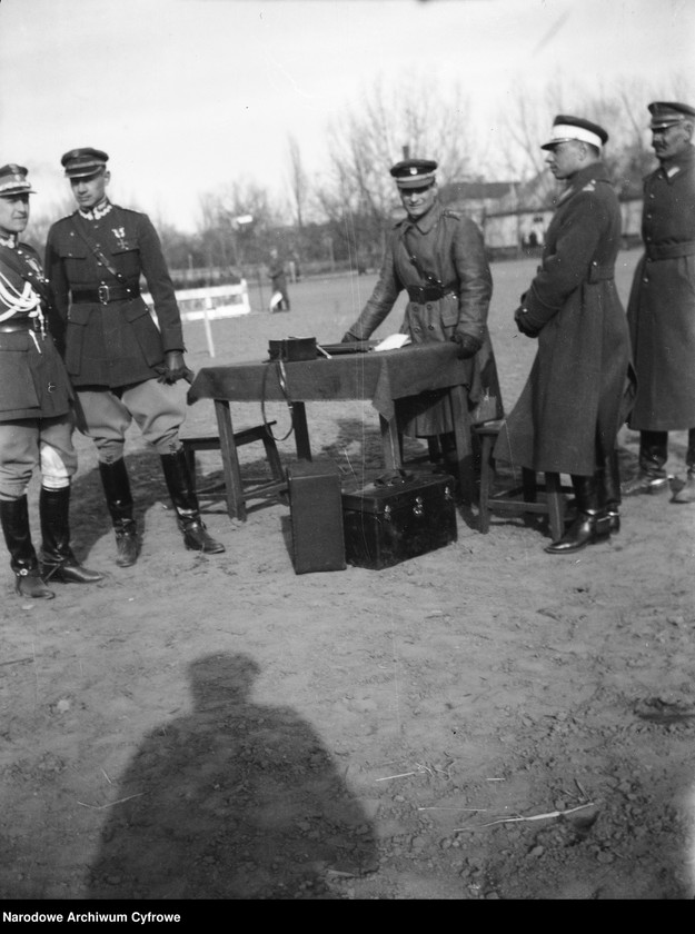 image.from.unit.number "Zawody w Szwadronie Przybocznym Naczelnika Państwa na terenie koszar przy ulicy 29 Listopada w Warszawie"