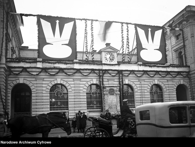 Obiekt Udekorowany Dworzec Główny przed przyjazdem prezydenta Ignacego Mościckiego i marszałka Józefa Piłsudskiego. z jednostki Święto Kawalerii w Krakowie z okazji 250 rocznicy Odsieczy Wiedeńskiej