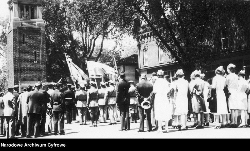 Obraz 1 z jednostki "Uroczystość dekorowania gróbów żołnierzy polskich, którzy zmarli w obozie w 1918 r. na hiszpankę w miejscowości Niagara-on-the-Lake"
