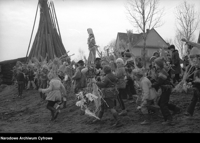 Obraz 15 z jednostki "Obrzęd topienia Marzanny w Dunajcu"