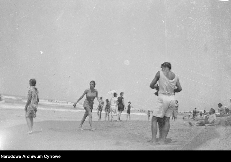 Obraz 17 z jednostki "Wypoczynek rodziny Lis-Olszewskich na plaży w Viareggio"
