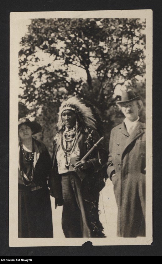 image.from.unit.number "I. J. Paderewski i H. Paderewska w otoczeniu przyjaciół i znajomych. Fotografie; brak fot. nr 6-7,9,11"