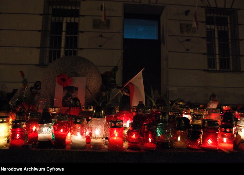 Obraz z jednostki "Drugi dzień żałoby narodowej w Warszawie po katastrofie lotniczej w Smoleńsku"