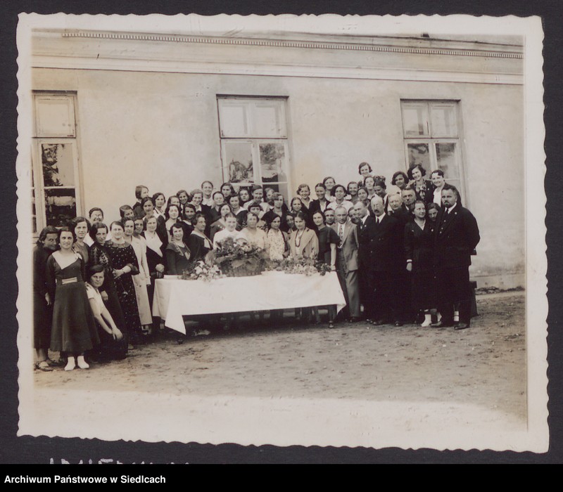 image.from.unit.number "Album z fotografiami podarowany przez uczennice Państwowego Gimnazjum Żeńskiego im. Królowej Jadwigi w Siedlcach wychowawczyni pani Janinie Milulskiej na zakończenie 8-klasowego gimnazjum w dniu 24.06.1934 r."