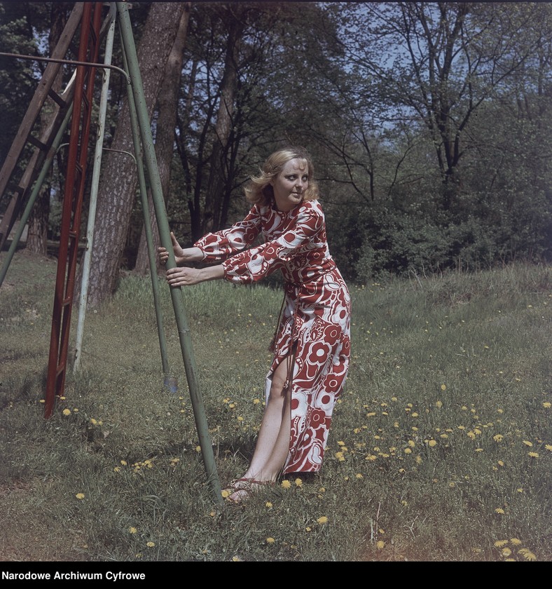 image.from.unit.number "Modelki prezentujące kolekcję mody Zakładów Przemysłu Odzieżowego "Dana" w plenerze nad Jeziorem Głębokim"