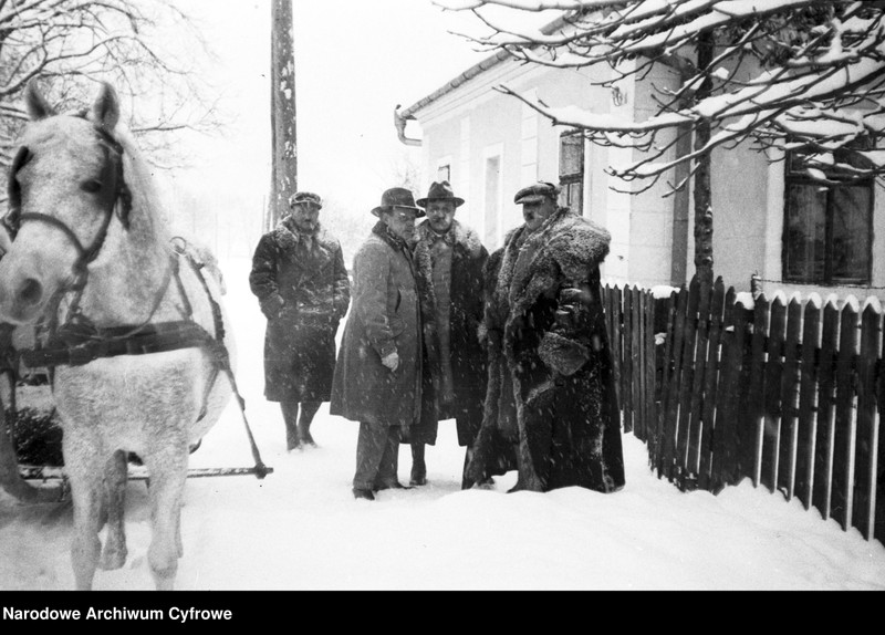 image.from.unit.number "Polowanie na niedźwiedzie w nadleśnictwie Sołotwina, w lasach należących do hrabiego Adama Zdzisława Zamoyskiego"