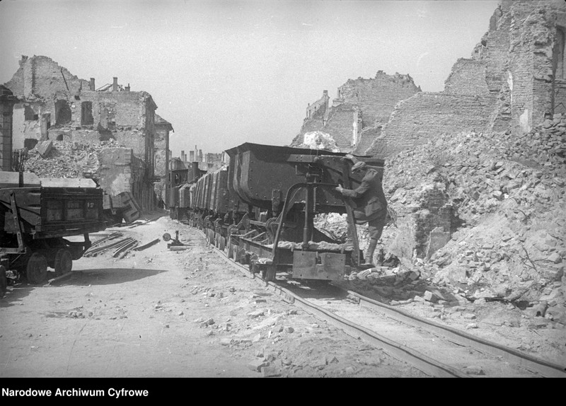 image.from.unit.number "Kolejka wąskotorowa do wywozu gruzu na ul. Podwale w Warszawie"