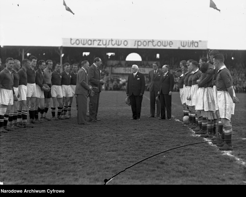 image.from.unit.number "Mecz piłki nożnej TS Wisła Kraków - Chelsea FC na stadionie Wisły Kraków rozegrany z okazji 30-lecia Towarzystwa Sportowego Wisła Kraków"