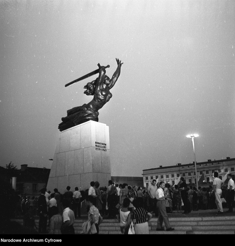 image.from.unit.number "Odsłonięcie Pomnika Bohaterów Warszawy (Nike) na pl. Teatralnym w Warszawie"