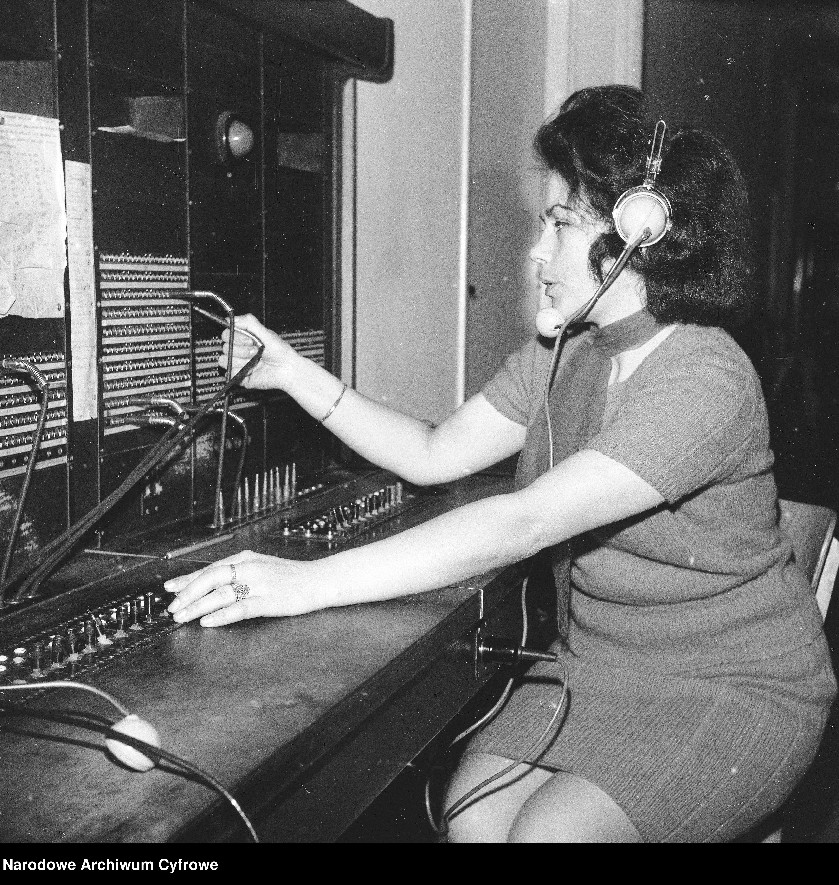 Skan z jednostki: Hanna Sidorowicz obsługująca centralę telefoniczną w siedzibie Zjednoczonego Stronnictwa Ludowego przy ul. Grzybowskiej w Warszawie