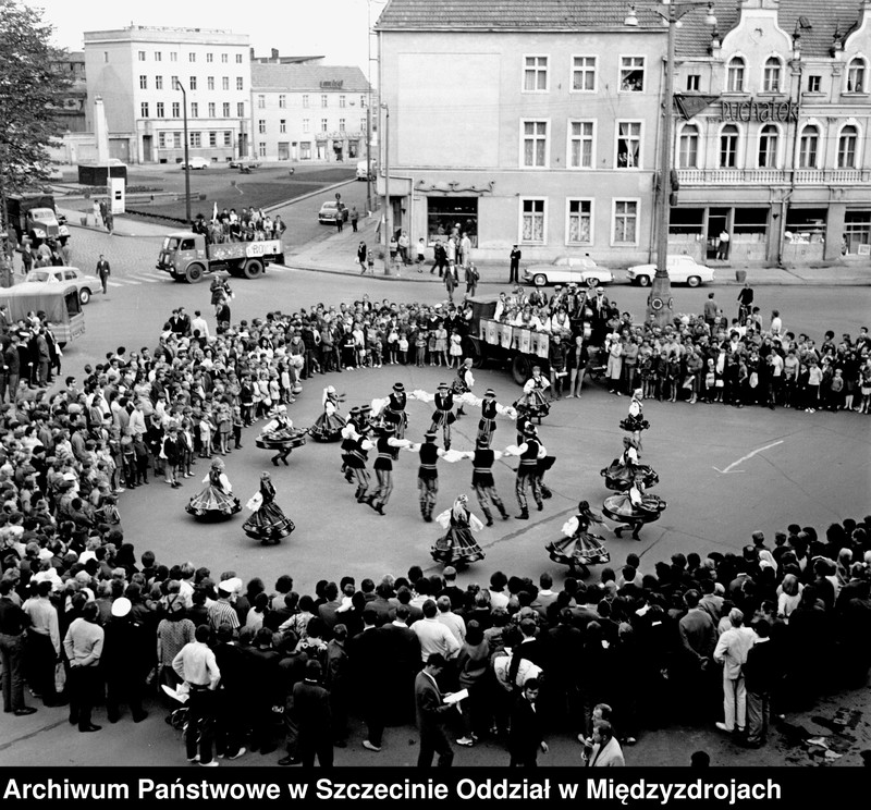 Obraz z jednostki "FAMA 1968 r. - Zespół ludowy na Placu Wolności."