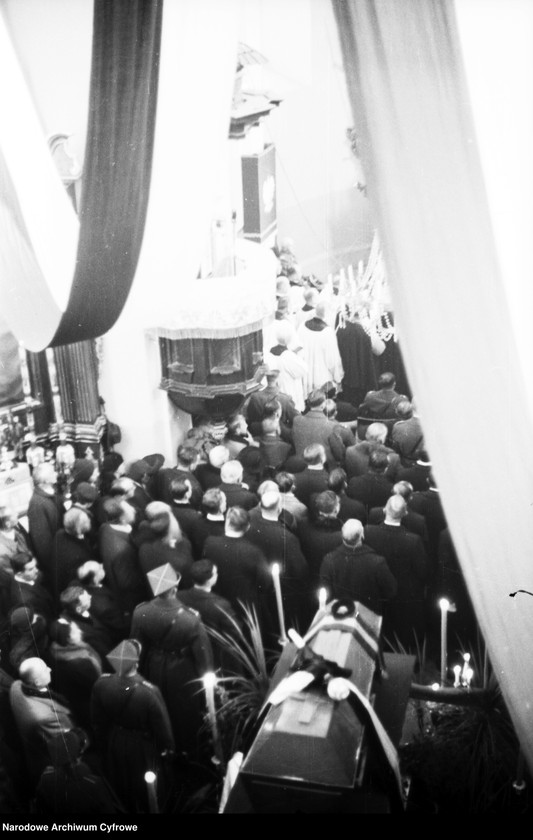 image.from.unit.number "Przeniesienie trumny z prochami hetmana Stefana Czarnieckiego do sarkofagu w Czarncy"